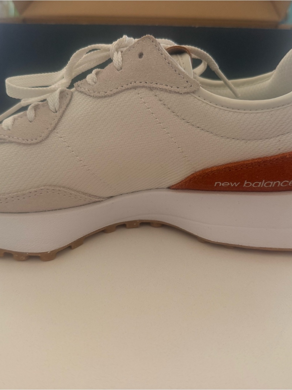 New Balance 327 7.5 Women's White & Beige Casual Runner New in Box - Picture 2 of 4